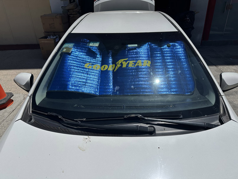 CORTINA DELANTERA GOODYEAR METALIZADA AZUL PLEGABLE 130CM. X 60CM.